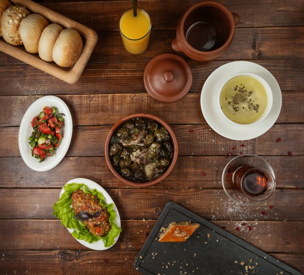 Almuerzo de negocios con ensalada de sopa y jizz-byz