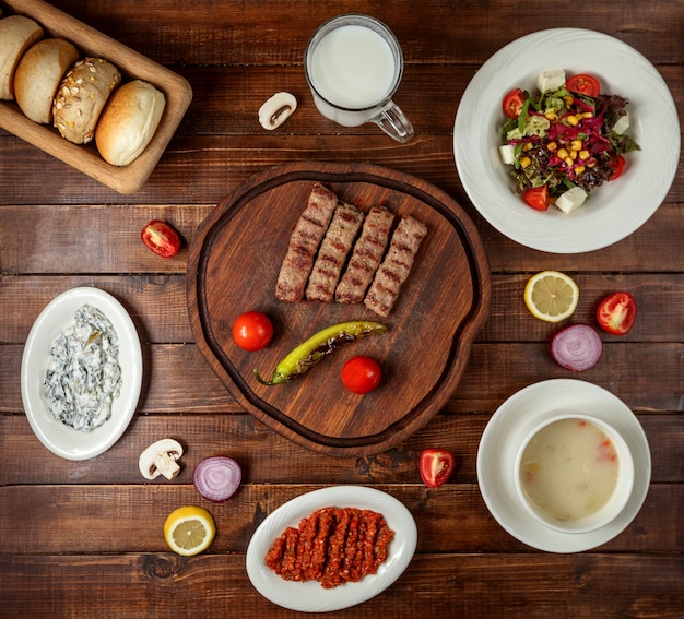 Almuerzo de negocios con ensalada de sopa y plato de carne.