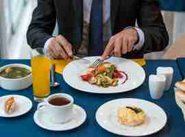 Foto gratuita almuerzo de negocios total en la mesa