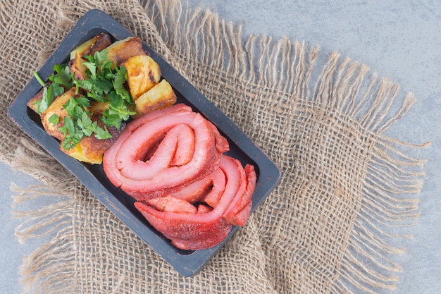 Almuerzo perfecto. Rollos de tocino frito y patatas.