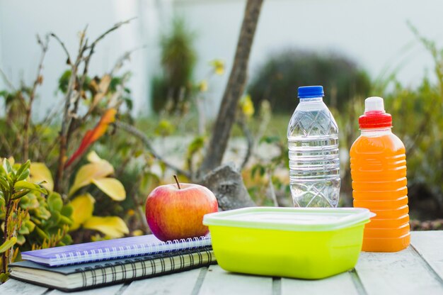 Almuerzo saludable con cuadernos en la mesa