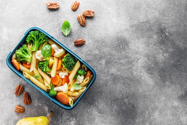Almuerzo saludable para llevar servido en caja con verduras.