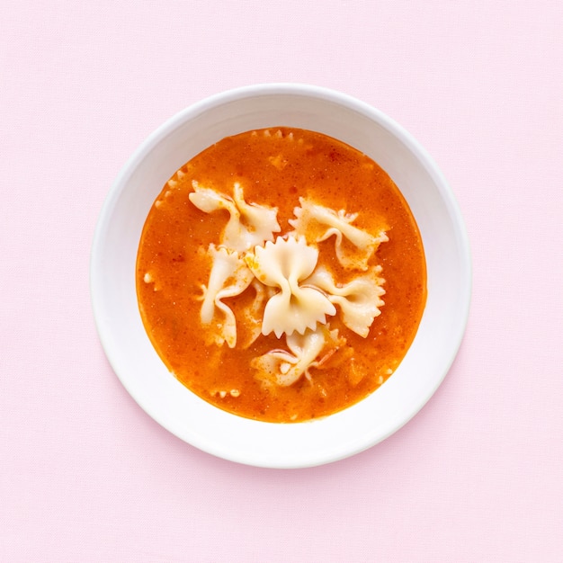 Almuerzo de sopa de pasta y tomate para niños