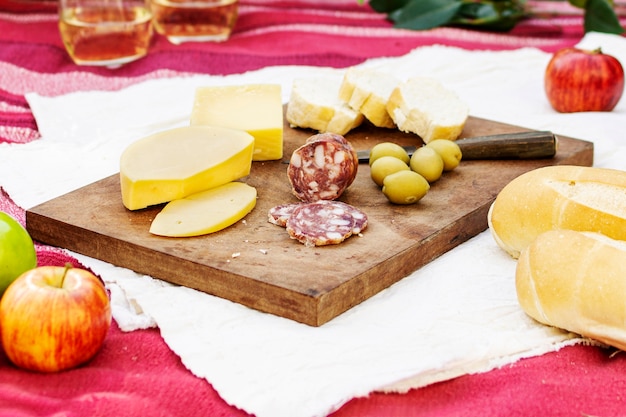 Almuerzo en tabla de cortar de madera.