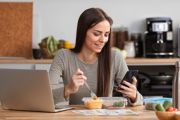 Almuerzo Del Trabajo En Casa Foto Gratis