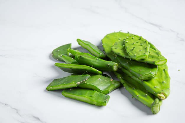 Aloe vera fresco, cortado en trozos, puesto sobre un piso blanco