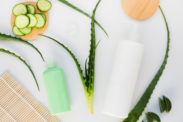 Foto gratuita aloe vera y pepino con crema de belleza