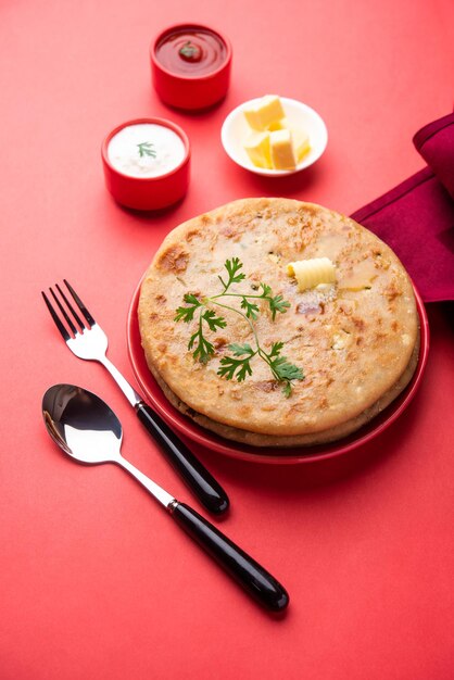 Aloo paratha o gobi paratha también conocido como plato de pan plano relleno de patata o coliflor originario del subcontinente indio