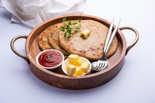 Aloo paratha o gobi paratha también conocido como plato de pan plano relleno de patata o coliflor originario del subcontinente indio