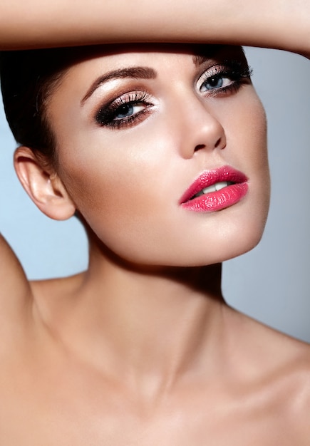 Alta moda look.glamor closeup retrato de la bella modelo de mujer morena caucásica sexy con labios rosados, maquillaje brillante con piel limpia perfecta