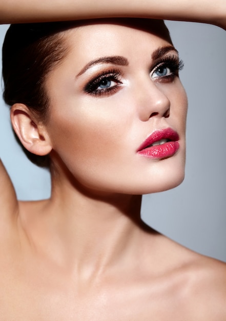 Alta moda look.glamor closeup retrato de la bella modelo de mujer morena caucásica sexy con labios rosados, maquillaje brillante con piel limpia perfecta