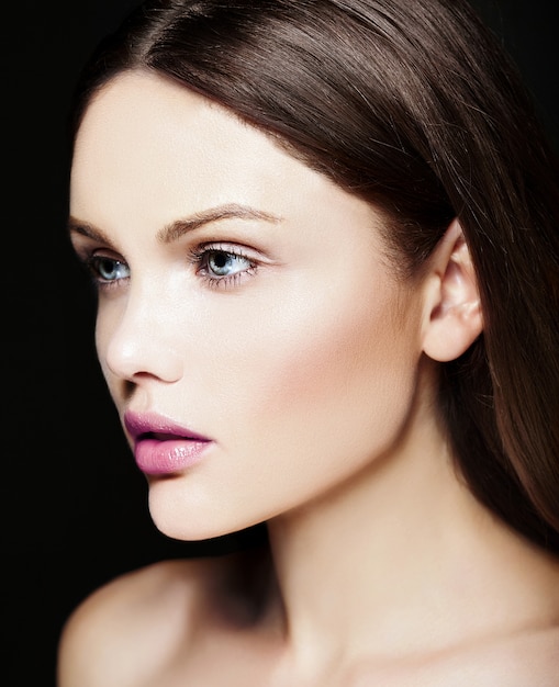 Alta moda look.glamor closeup retrato de belleza de la bella modelo de mujer joven de raza caucásica con maquillaje desnudo con piel limpia y perfecta con coloridos labios rosados