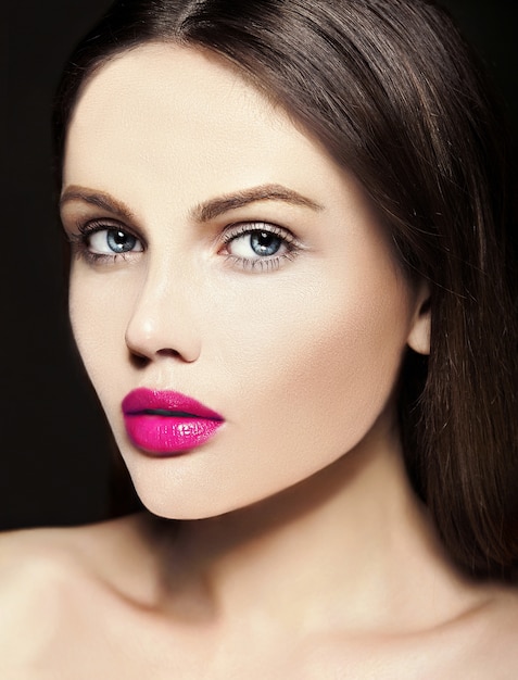 Alta moda look.glamor closeup retrato de belleza de la bella modelo de mujer joven de raza caucásica con maquillaje desnudo con piel limpia y perfecta con coloridos labios rosados