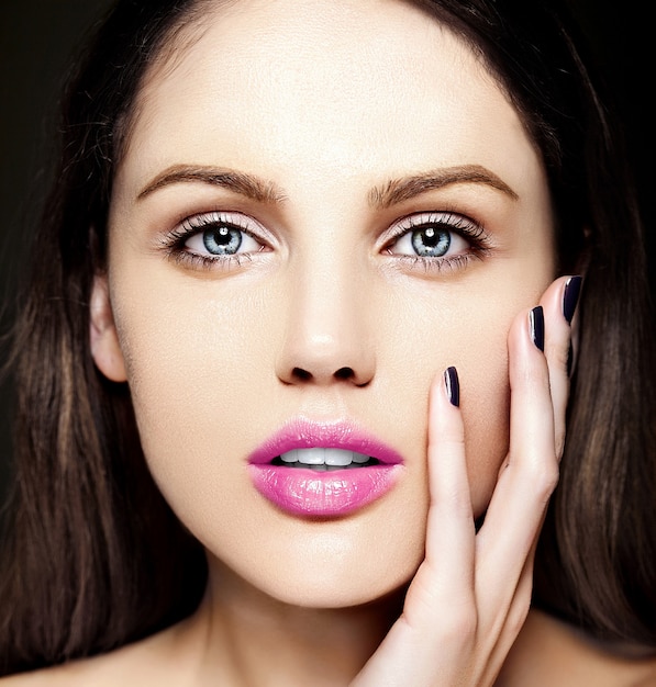 Alta moda look.glamor closeup retrato de belleza de la bella modelo de mujer joven de raza caucásica con maquillaje desnudo con piel limpia y perfecta con coloridos labios rosados