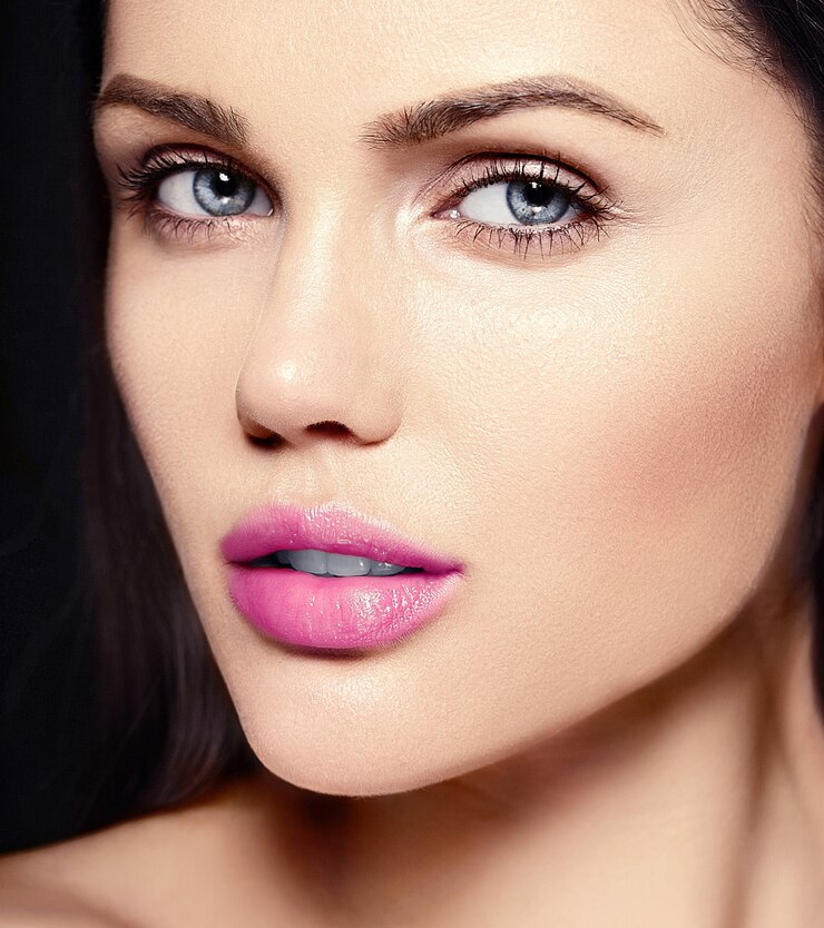 Foto gratuito alta moda look.glamor closeup retrato de belleza de la hermosa modelo caucásica joven con labios rosados con piel limpia perfecta
