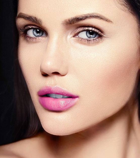 Alta moda look.glamor closeup retrato de belleza de la hermosa modelo caucásica joven con labios rosados con piel limpia perfecta