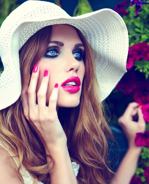 Alta moda look.glamor closeup retrato de hermosa sexy elegante rubia joven modelo con maquillaje brillante y labios rosados con piel limpia perfecta en sombrero ojos azules