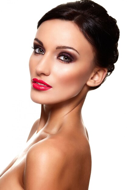 Alta moda look.glamor closeup retrato de hermosa sexy modelo caucásica joven con labios rojos, maquillaje brillante, con piel limpia perfecta aislada en blanco