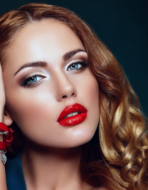 Alta moda look.glamor closeup retrato de hermosa sexy rubia elegante modelo caucásica joven con maquillaje brillante, con labios rojos, con piel limpia perfecta con accesorios coloridos