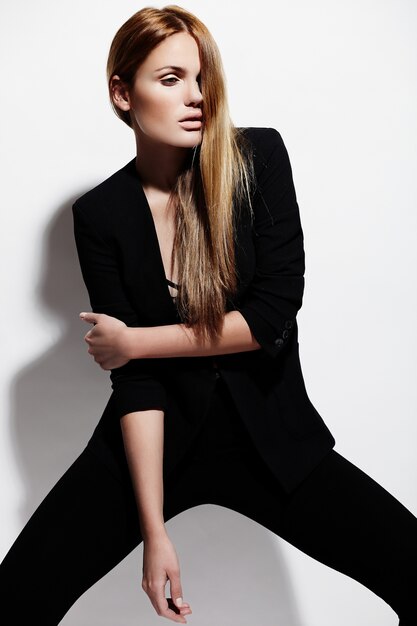 Alta moda look.glamor retrato de hermosa sexy elegante caucásica joven modelo en tela negra
