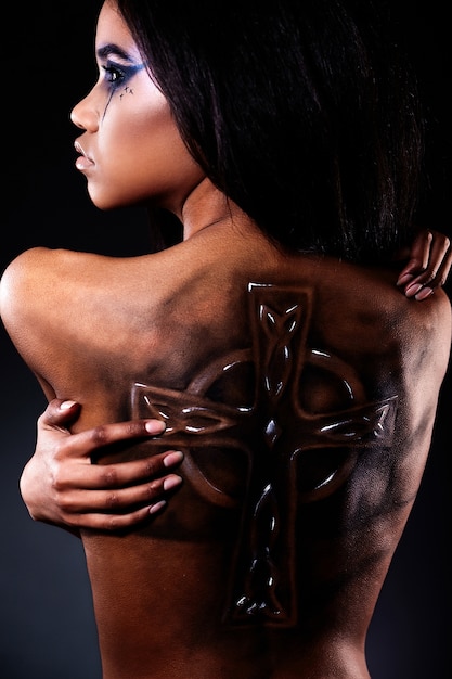 Alta moda look.glamour closeup retrato de hermosa mujer negra americana con tatuaje en la espalda y maquillaje brillante