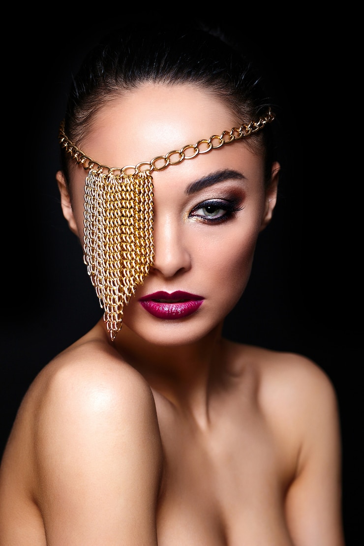 Foto gratuito alta moda look.glamour retrato de moda de hermosa chica morena sexy con maquillaje brillante y accesorios dorados en los ojos