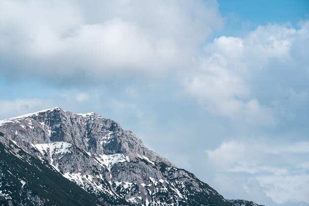 Alta montaña rocosa bajo el cielo nublado