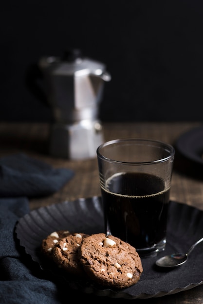 Foto gratuita alta vista café frío con galletas