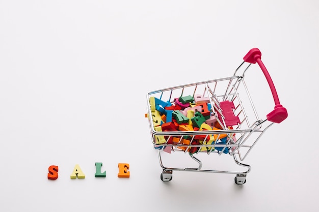 Alta vista del carrito de compras lleno de letras