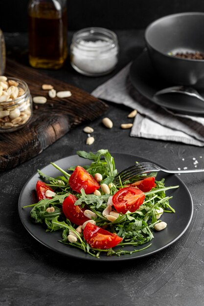 Alta vista deliciosa ensalada en mesa oscura