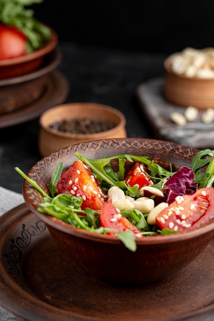 Alta vista deliciosa ensalada en plato marrón