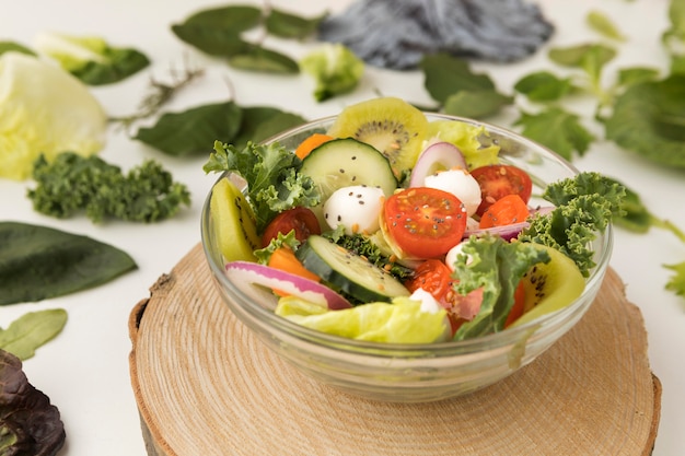 Foto gratuita alta vista deliciosa ensalada en tazón transparente