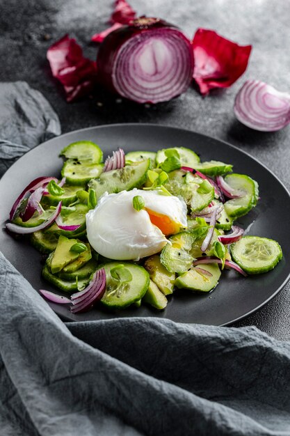 Alta vista deliciosa ensalada con vajilla oscura