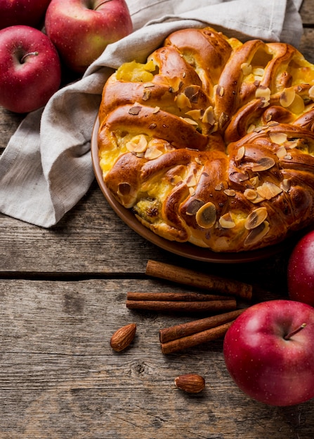 Alta vista deliciosa tarta de manzana al horno con canela