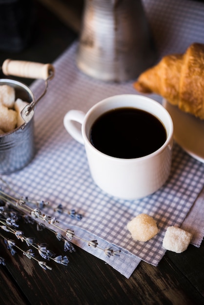 Alta vista deliciosa taza de café y croissant