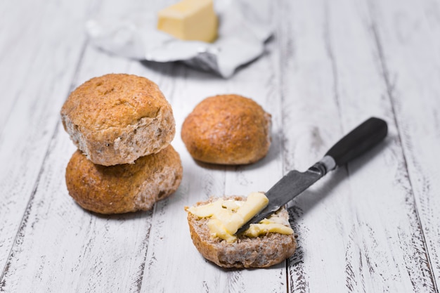 Foto gratuita alta vista deliciosos bollos y mantequilla