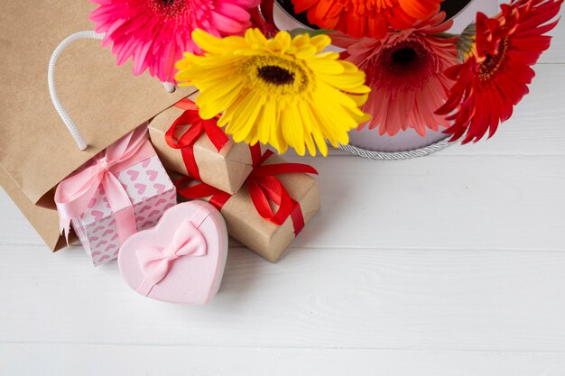 Alta vista de flores y regalos de gerbera