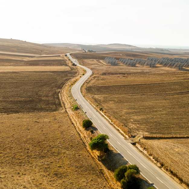 Alta vista largo camino y llanuras tomadas por drone