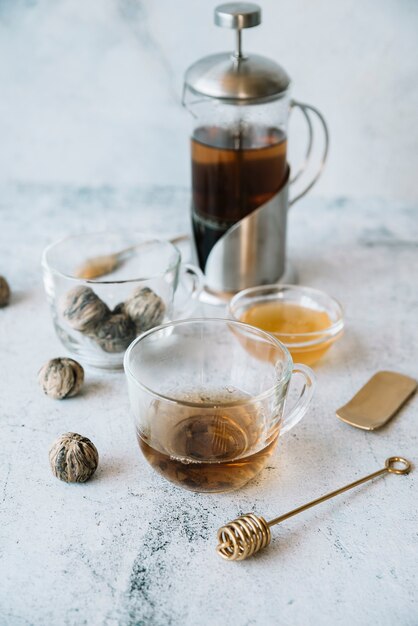 Alta vista de molinillo y tazas de té