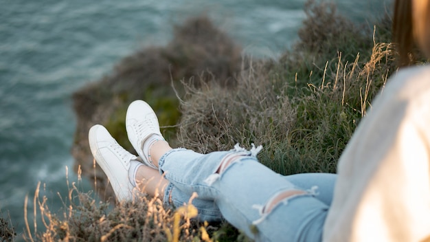 Foto gratuita alta vista mujer y el mar