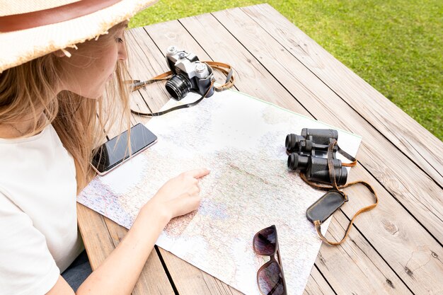 Alta vista de mujer mirando el mapa