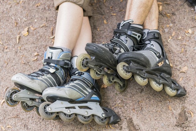 Alta vista pareja de ancianos con patines