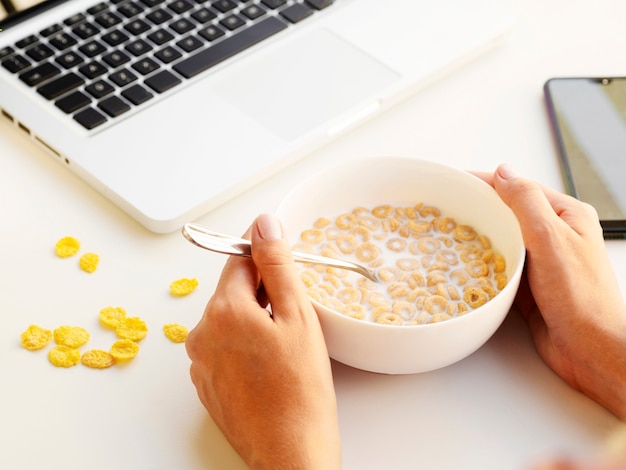 Foto gratuita alta vista persona sosteniendo un tazón de cereales