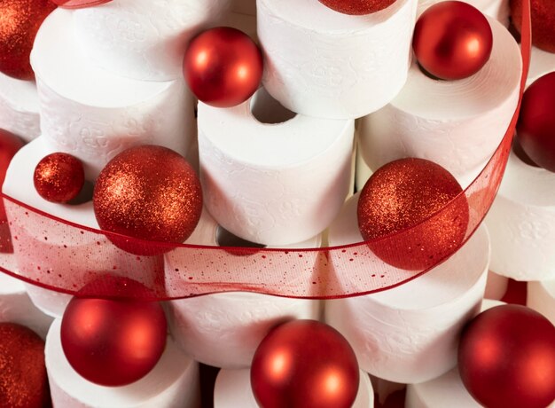 Alta vista rojo bolas de navidad y oropel en árbol de papel higiénico