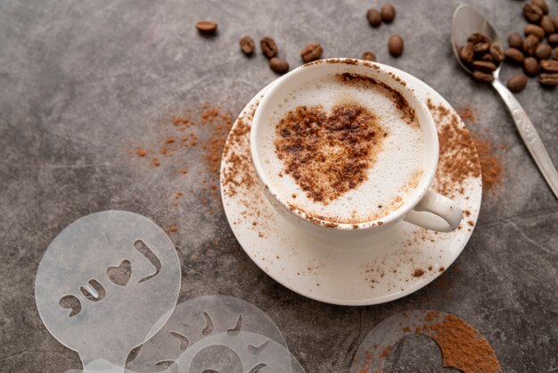 Alta vista taza de café con un corazón