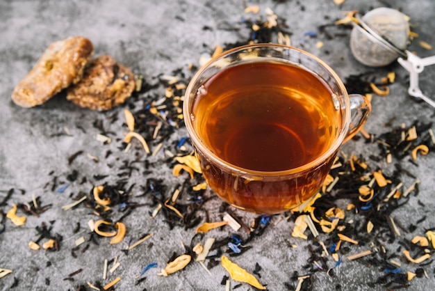 Alta vista de la taza de té con galletas