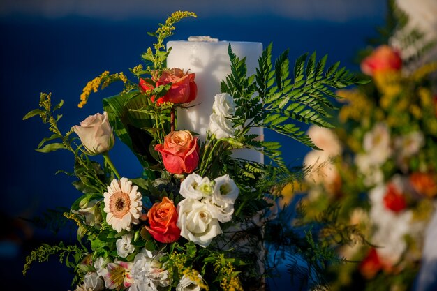 Altar de boda decorado con flores de color verde y naranja