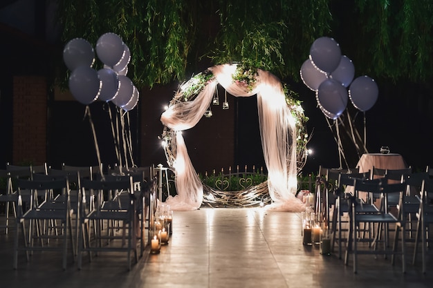 El altar de bodas Shine para recién casados ​​se encuentra en el patio trasero decorado con globos