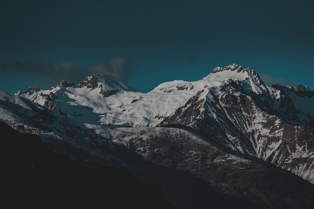 Altas montañas cubiertas de nieve por la noche