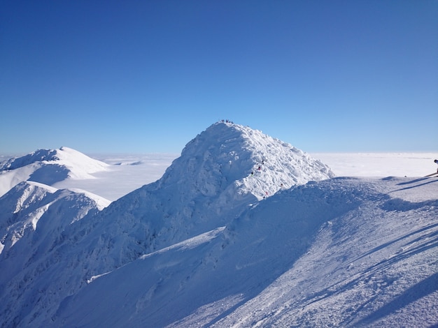 altas montañas nevadas en el invierno